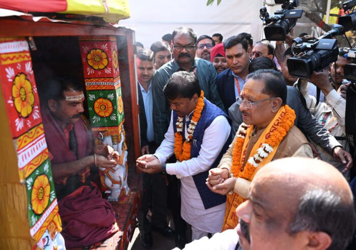 Balbhadra's Chariot Wheels: The Chief Minister prayed for the happiness and prosperity of the people of the state by worshiping the chariot wheel of Lord Jagannath.